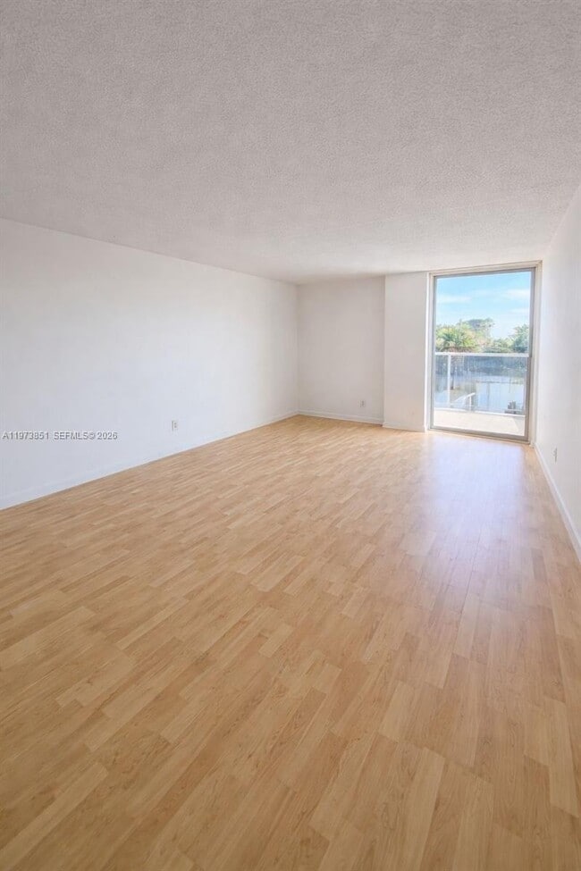 Building Photo - 2000 NE 135th St