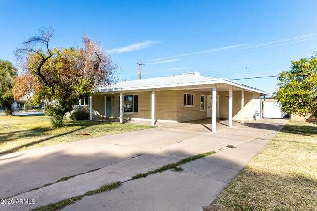 Building Photo - 3930 E Oak St