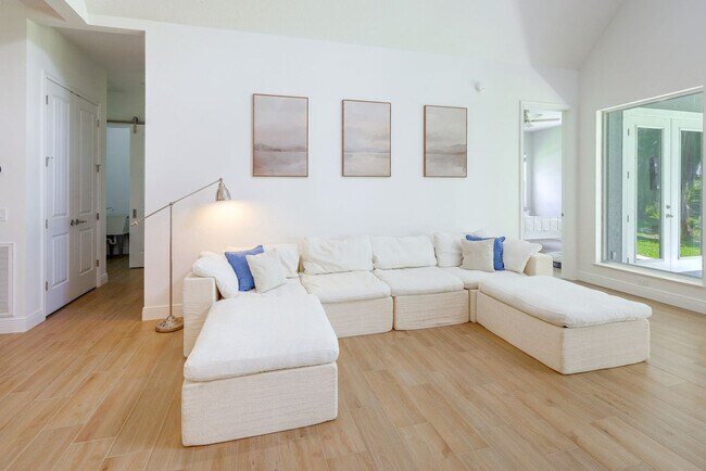 Foto del edificio - 1026 Lake June Rd