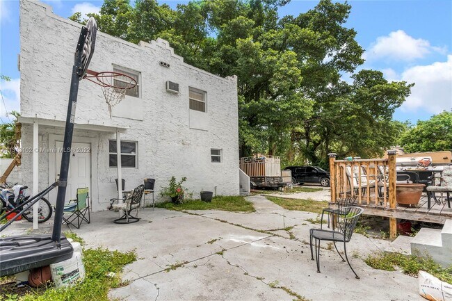 Building Photo - 5422 NW 5 Ave