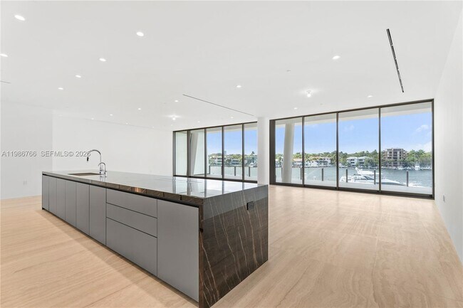 Foto del edificio - 5 Grove Isle Dr