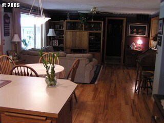 Building Photo - 4 bed, 3 bath in desirable McMinnville Nei...