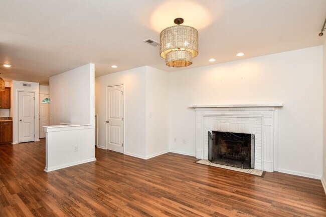 Sala de estar - 1 Dover Dr