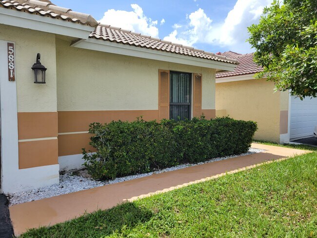 Foto del edificio - 5881 Chester Ln