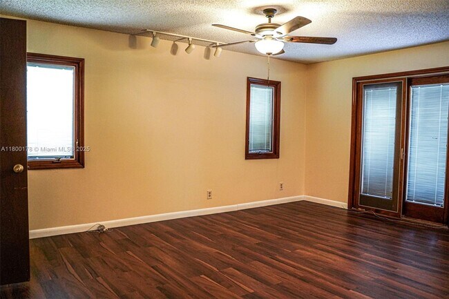 Foto del edificio - 9191 NW 3rd Ct