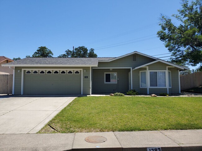 Building Photo - Modern 4 Bedroom House in West Redding Com...