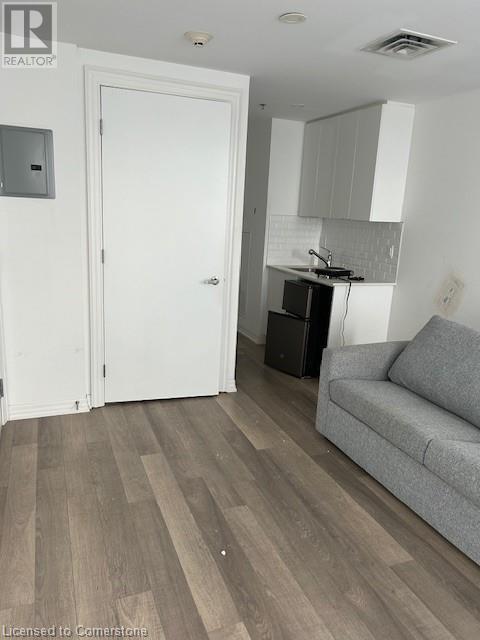 Photo du bâtiment - 560 N Service Rd