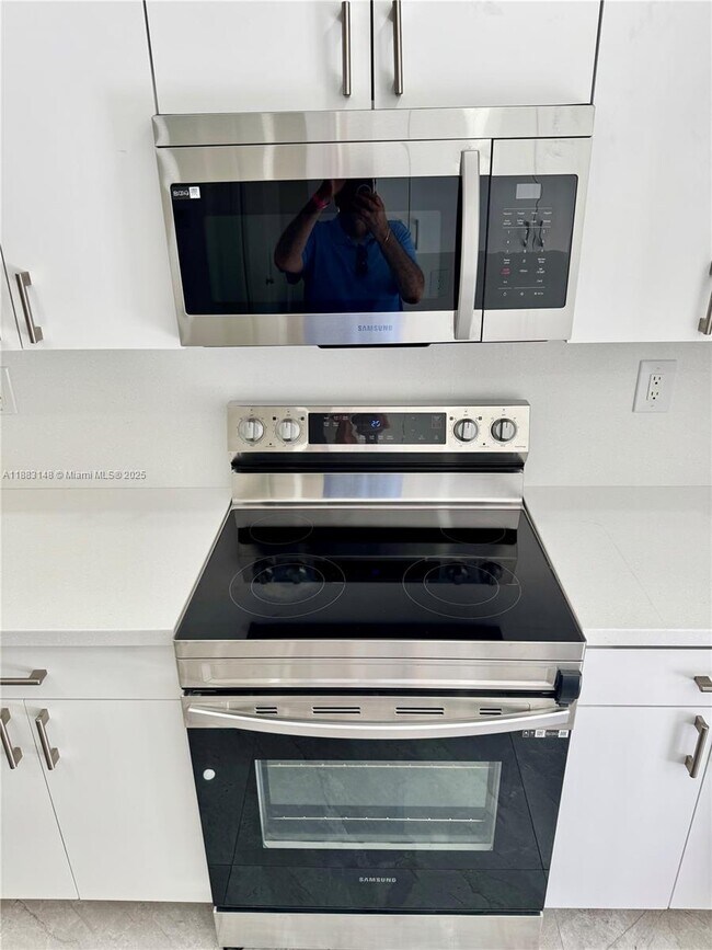 Foto del edificio - 2740 W 61st St