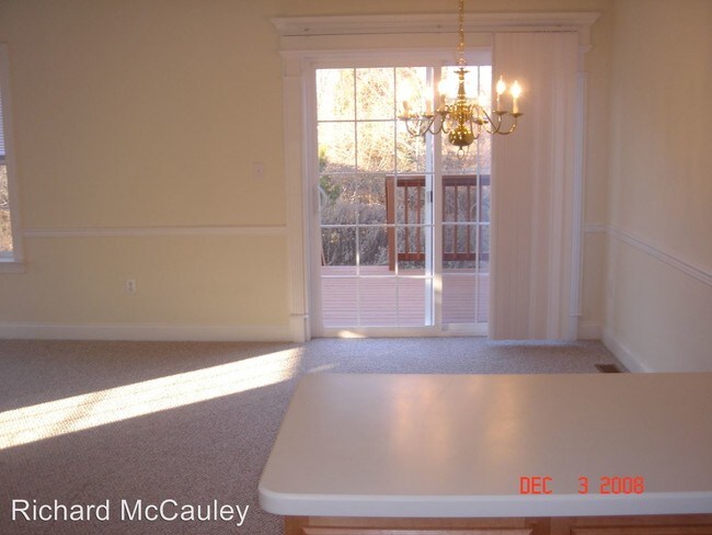 Building Photo - 264 Maple Ct