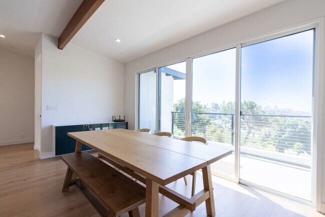 Foto del edificio - Stunning Views from Silver Lake Hillside Home for Rent with Spectacular Views