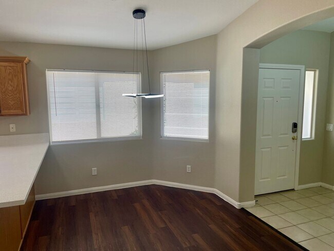 Foto del edificio - BEAUTIFUL SINGLE STORY HOME IN GATED COMMUNITY OF STALLION MOUNTAIN