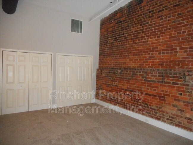 Building Photo - 210 E Main St