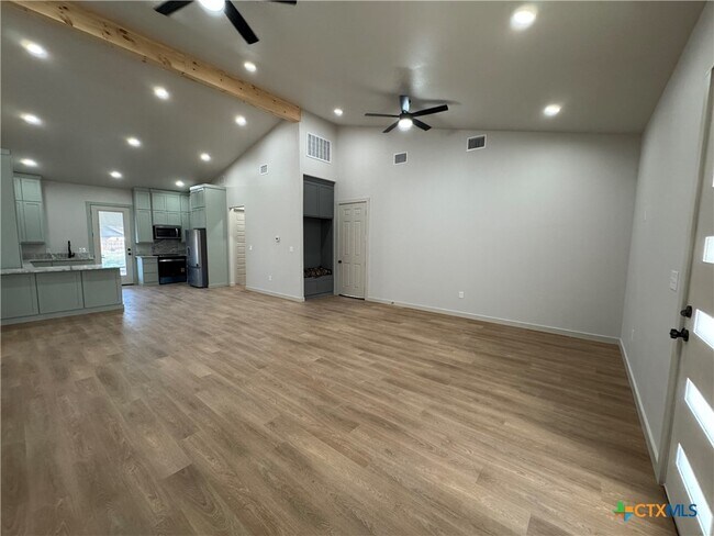 Foto del edificio - 318 Warehouse Rd