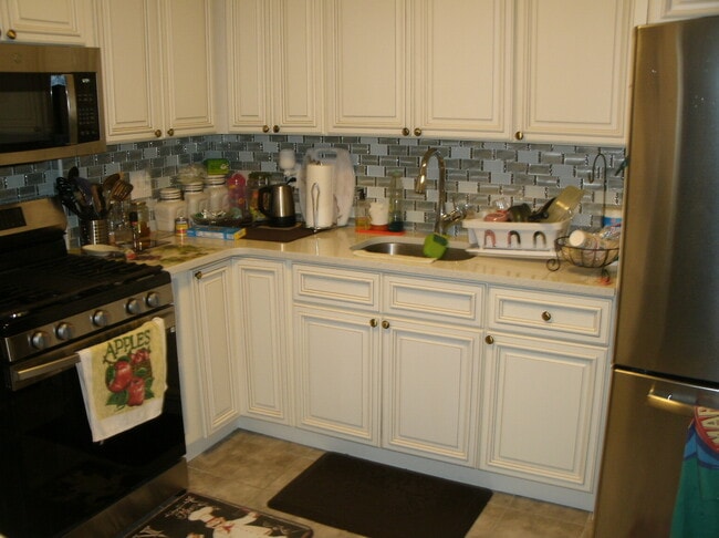 Kitchen - 1314 E 52nd St