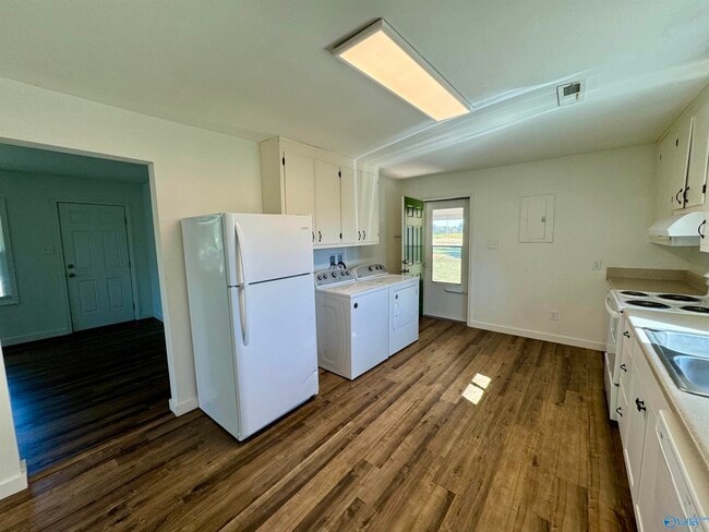 Foto del edificio - 8448 Snake Rd