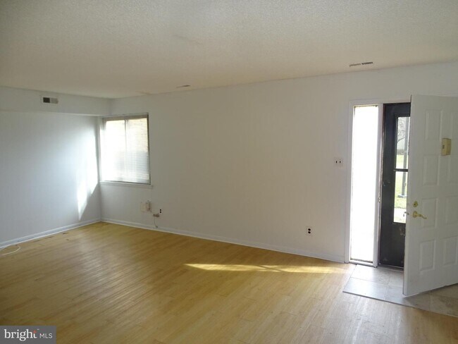 Building Photo - 4902 Oxford Ct