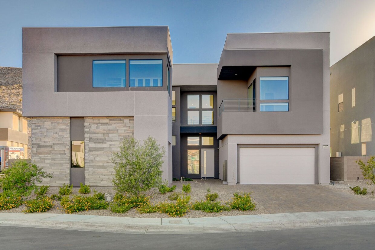 Primary Photo - Mesa Ridge Luxury Oasis Feathertop