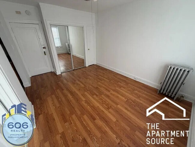Building Photo - 1135 W Lunt Ave