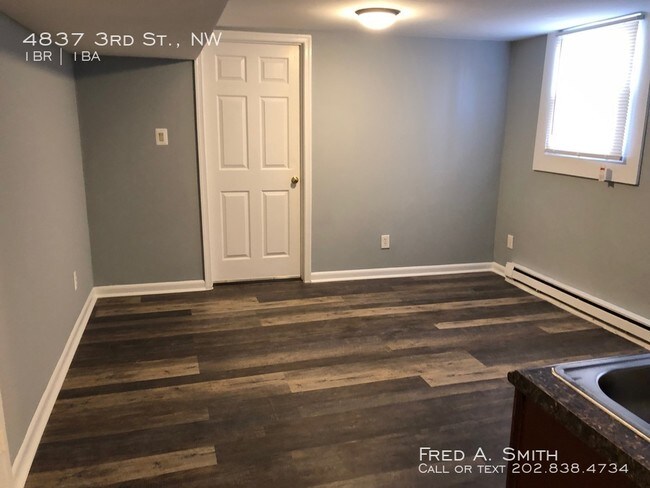 Building Photo - Basement Jr. One Bedroom Apt Available Now!