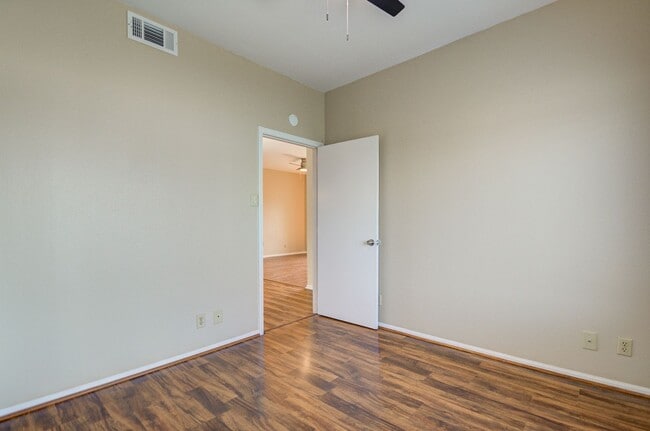 Building Photo - Updated Two Bed / One Bathroom Near Medica...