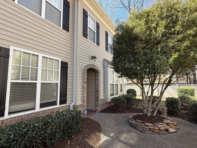 Foto del edificio - 2BR & 2BA Condo in Central Location w/Garage-Available 06/22/26