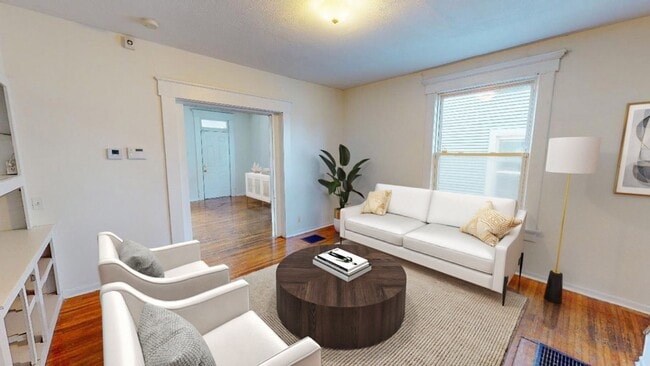 Foto del edificio - SHOWING NOW - For August 2026!  Inquire to...