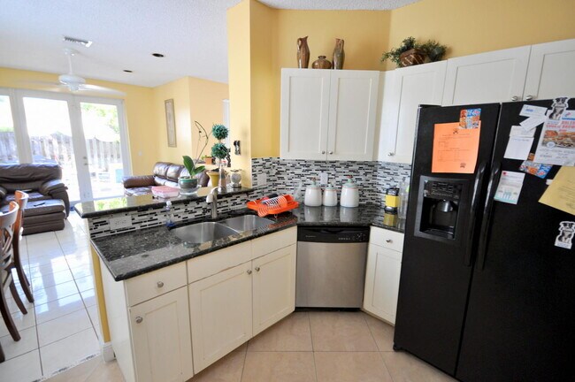Building Photo - 6811 Sugarloaf Key St