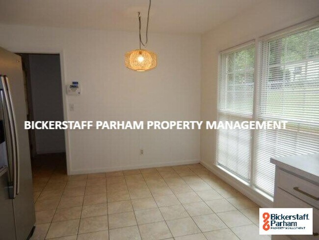 Building Photo - Luxury, Location, and Convenience. Near He...