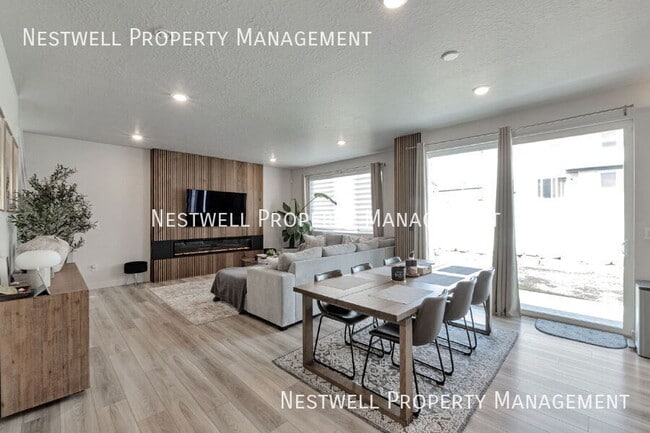 Foto del edificio - 2561 N Geranium Dr
