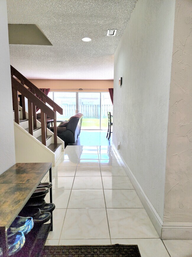 Building Photo - 885 NW 81st Way