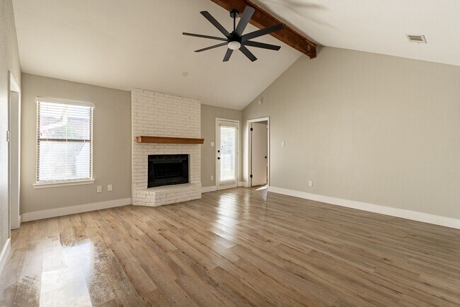 Building Photo - Beautiful 4 Bedroom, 2 Bathroom home in Ro...