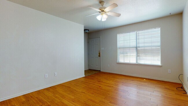 Building Photo - Convenient location 3 bedroom 2 bath townh...
