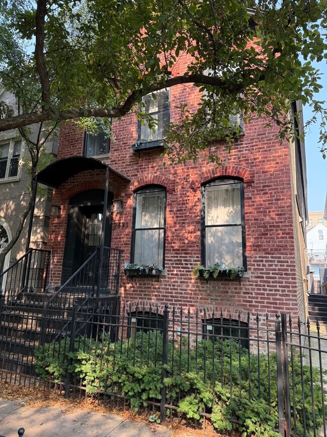 Building Photo - 2433 N Janssen Ave