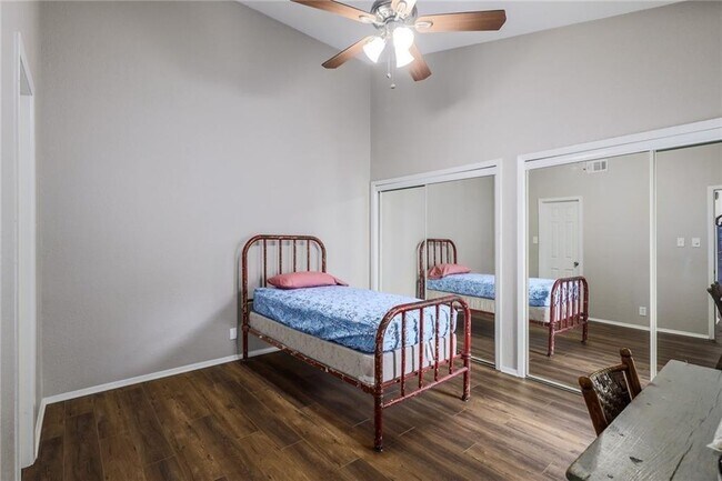 Foto del edificio - 807 W 25th St