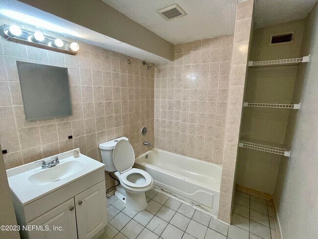 Foto del edificio - 1738 Wright Ave