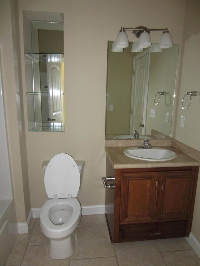 Building Photo - 2Bedroom/2Bath Duplex in North Lowndes