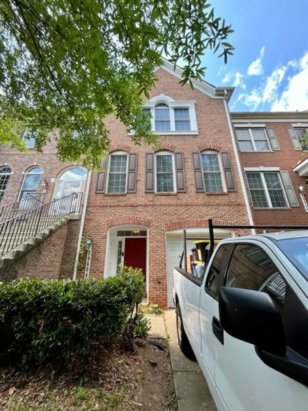 Primary Photo - Spacious and bright 3 BR 3.5 BA TH with ga...