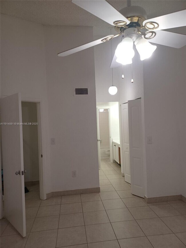 Foto del edificio - 2803 N Oakland Forest Dr