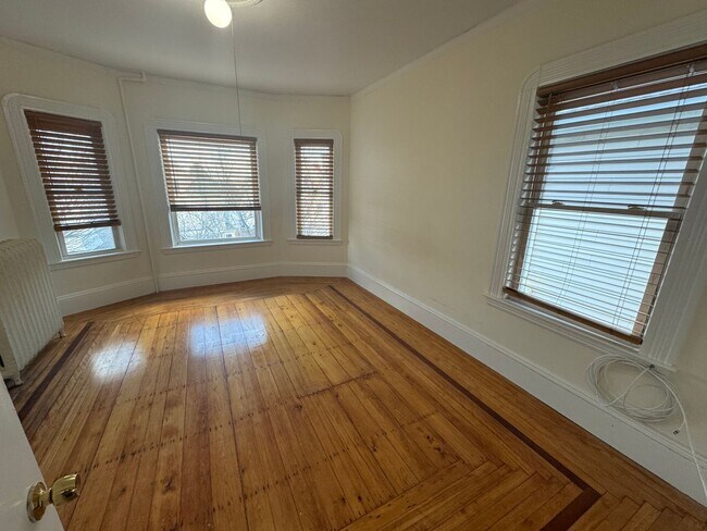 Building Photo - Beautiful, Pet Friendly 3 Bed in Somerville!