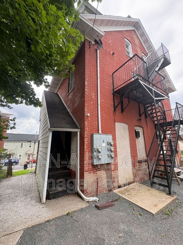 Building Photo - 154 Garibaldi Ave