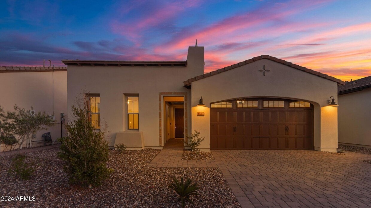 Primary Photo - 621 E Las Puertas Ln