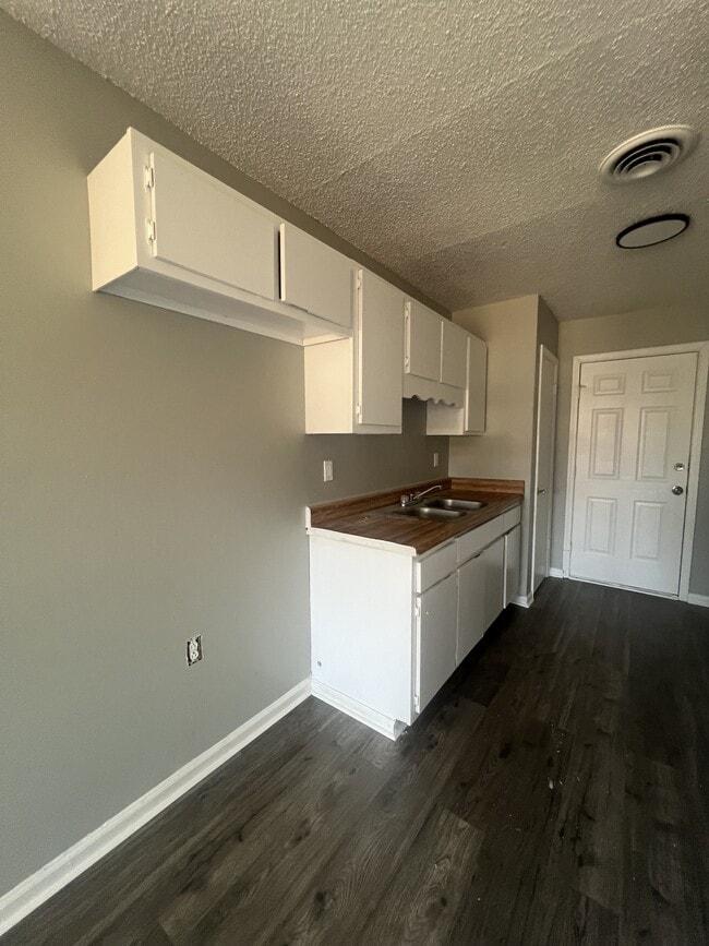 Foto del edificio - 211 N College St