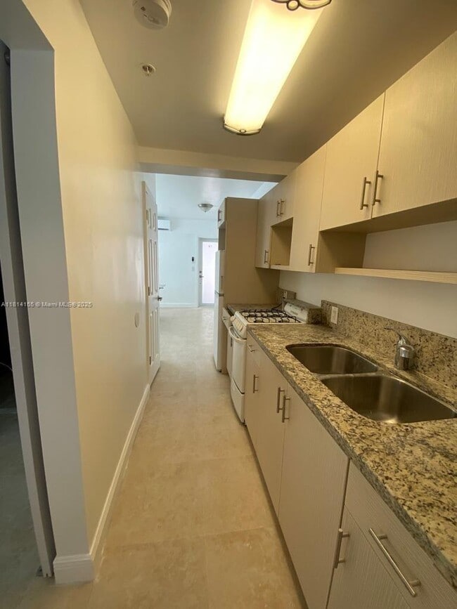 Building Photo - 220 Collins Ave