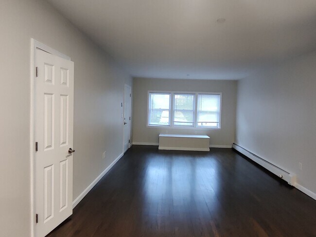 Foto del edificio - Coolidge Corner Area of Brookline. In-Unit Washer and Dryer, Heat, Hot Water Included, Bonus Room