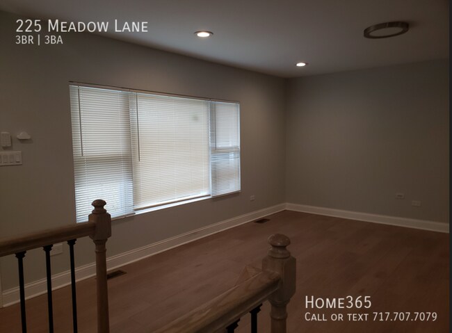 Building Photo - Modern 3-bedroom, 2.5 bathroom home in Chi...