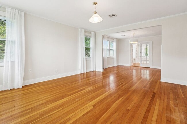 Building Photo - 67 S Wren St