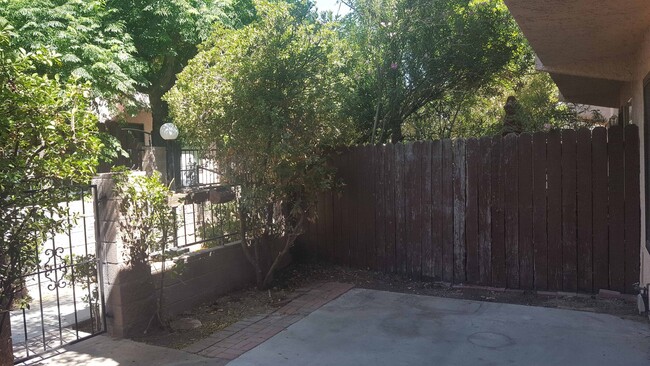 Building Photo - Near UNLV - 3 bed townhouse with front pat...