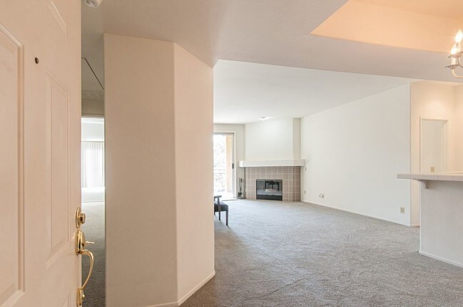 Building Photo - 550 Camino De La Reina