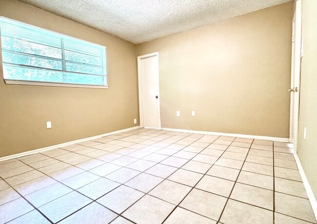Building Photo - Cute 3BR/2BA Home with Garage & Fenced Yar...