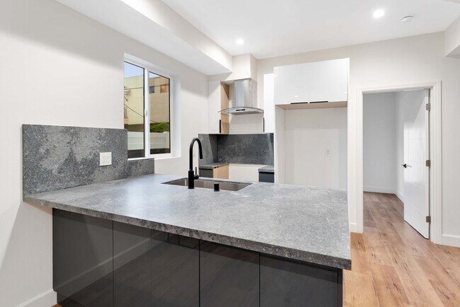 Foto del edificio - 4559 W 18th St